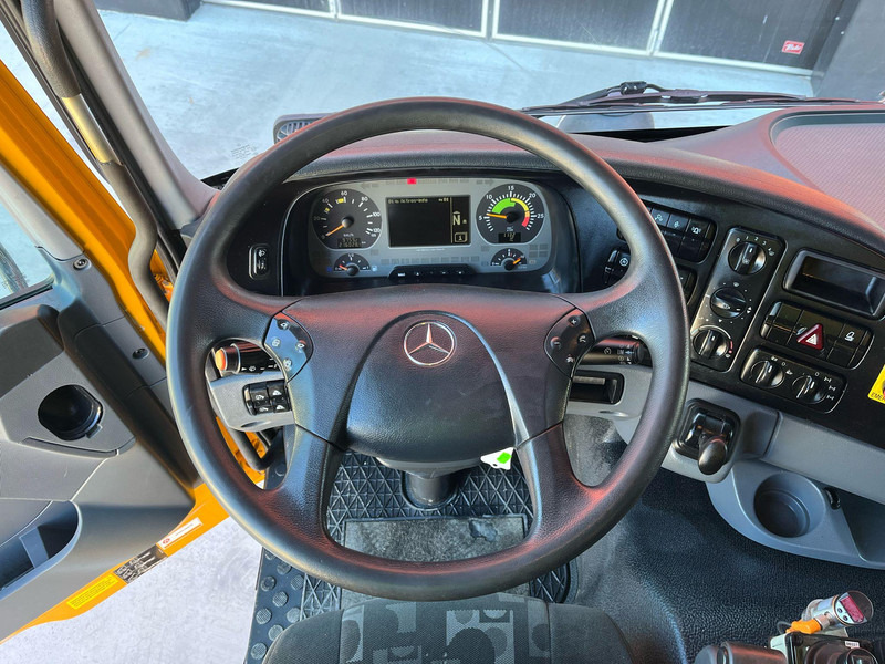 Interior photo 2: Самосвал камион Mercedes-Benz Actros 1841 4x4 SNOW PLOW EQUIPMENT / UNDERBODY SCRAPER / BOX L=4495 mm