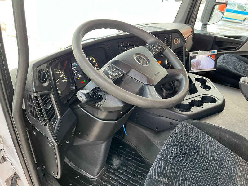 Interior photo 1: Камион фургон Mercedes-Benz Antos 1830 4x2 EURO 6 ! / BOX L=7593 mm