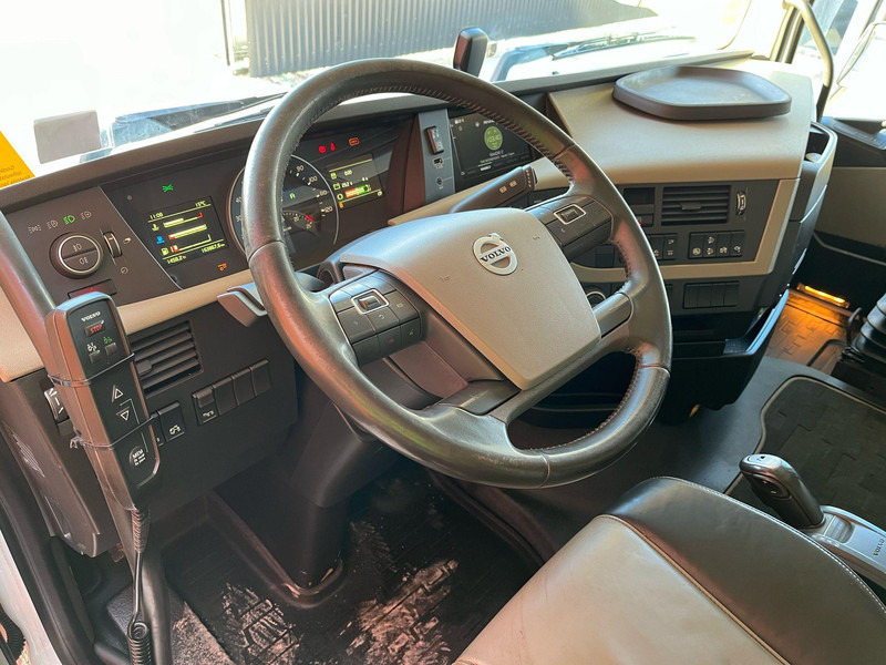 Interior photo 1: Бордови камион, Камион с кран Volvo FH 540 8x2*6 EFFER 685/6S + JIB + WINCH / PLATFORM 6072-7081 mm EXTENDABLE
