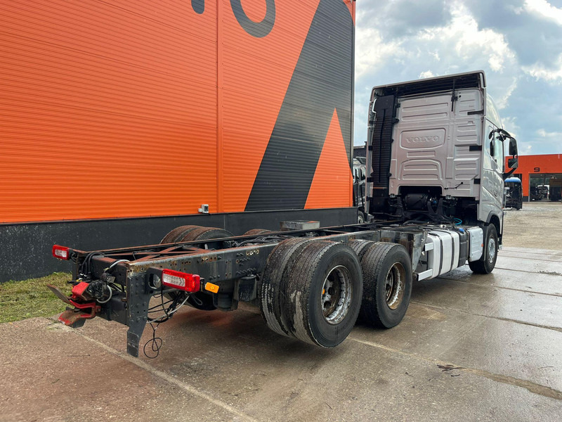 Volvo FH 750 6x4 CHASSIS L=6970 / RETARDER / PTO / TANDEM AXLE LIFT - Шаси кабина: снимка 5 Volvo FH 750 6x4 CHASSIS L=6970 / RETARDER / PTO / TANDEM AXLE LIFT - Шаси кабина: снимка 5