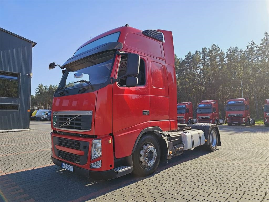 Volvo FH13 XXL MANUAL 420 EURO 5 2011 r MEGA LOW DECK - Влекач: снимка 2 Volvo FH13 XXL MANUAL 420 EURO 5 2011 r MEGA LOW DECK - Влекач: снимка 2