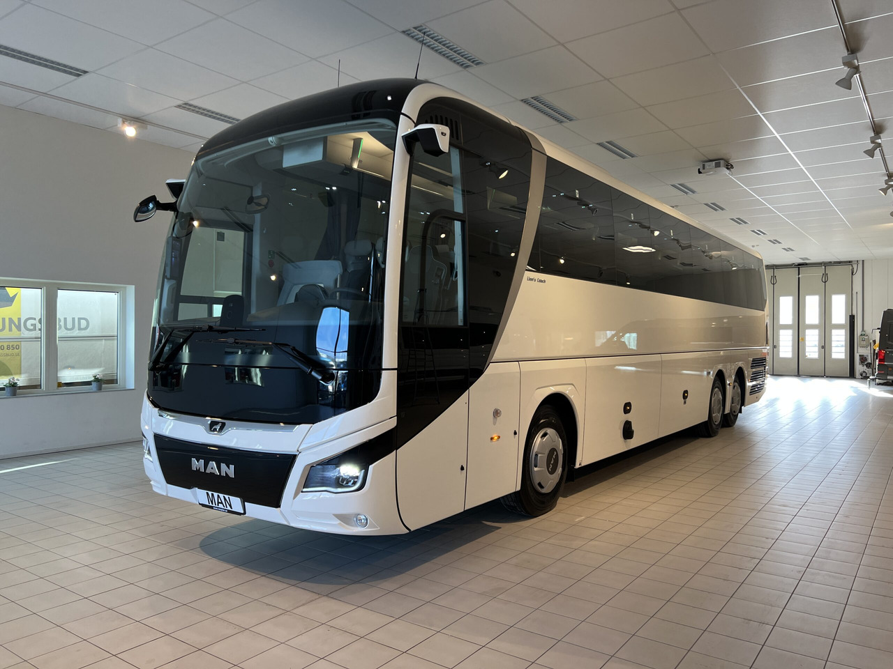 MAN Lions Coach R08 Euro 6E (Dark Edition) - Туристически автобус: снимка 3 MAN Lions Coach R08 Euro 6E (Dark Edition) - Туристически автобус: снимка 3