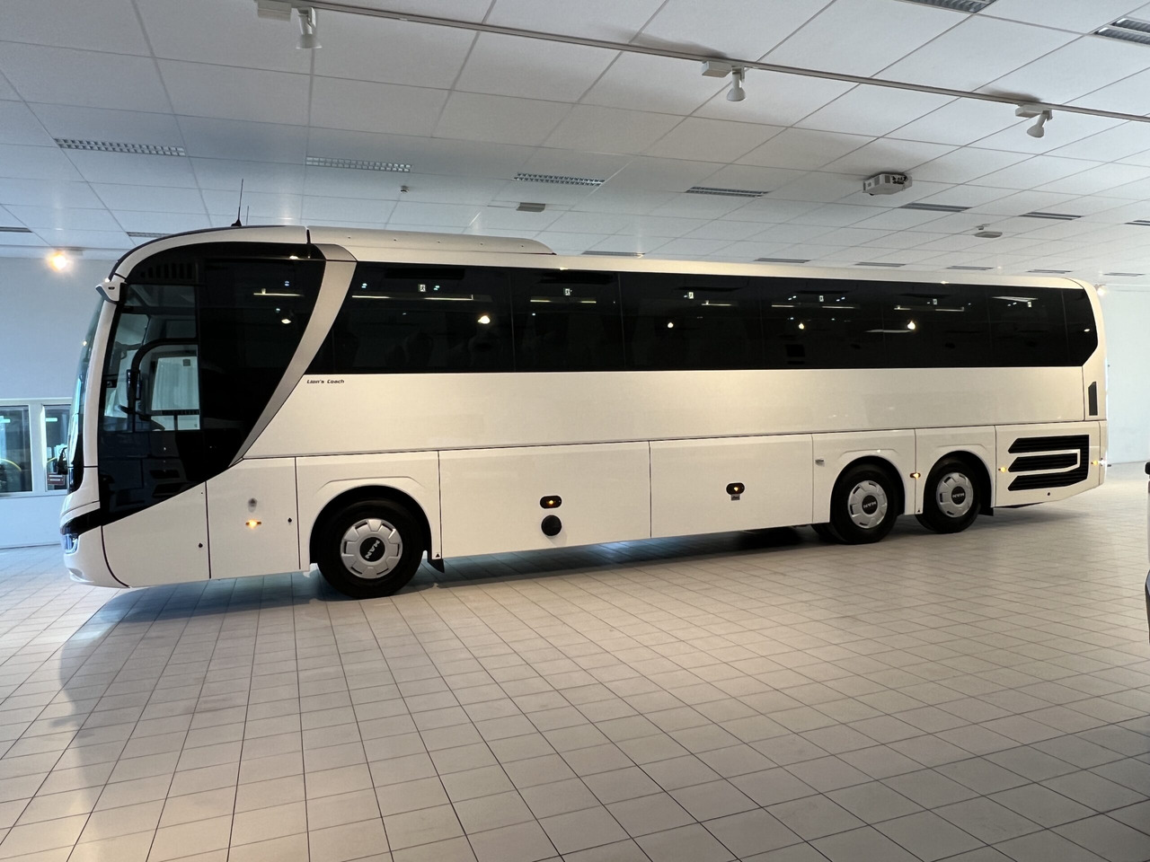 MAN Lions Coach R08 Euro 6E (Dark Edition) - Туристически автобус: снимка 4 MAN Lions Coach R08 Euro 6E (Dark Edition) - Туристически автобус: снимка 4