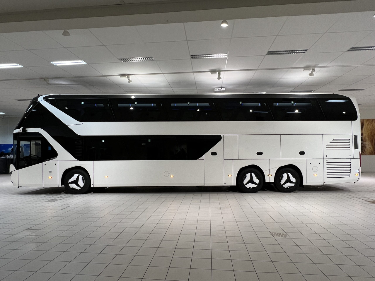 NEOPLAN SKYLINER P06 Euro 6E V.I.P / Exclusive Class (Dark Edition) - Туристически автобус: снимка 3 NEOPLAN SKYLINER P06 Euro 6E V.I.P / Exclusive Class (Dark Edition) - Туристически автобус: снимка 3