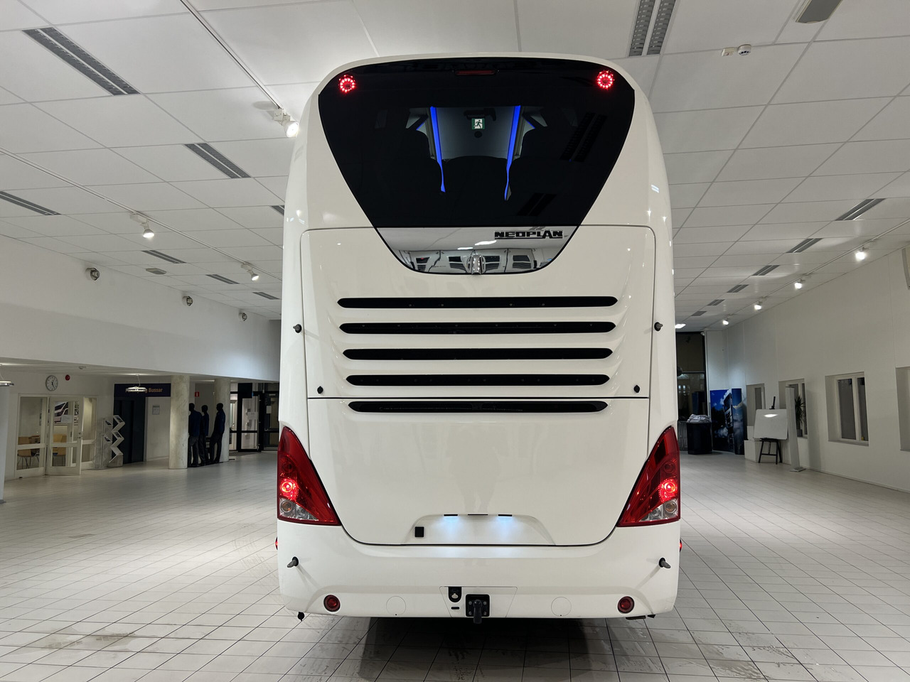 NEOPLAN SKYLINER P06 Euro 6E V.I.P / Exclusive Class (Dark Edition) - Туристически автобус: снимка 5 NEOPLAN SKYLINER P06 Euro 6E V.I.P / Exclusive Class (Dark Edition) - Туристически автобус: снимка 5