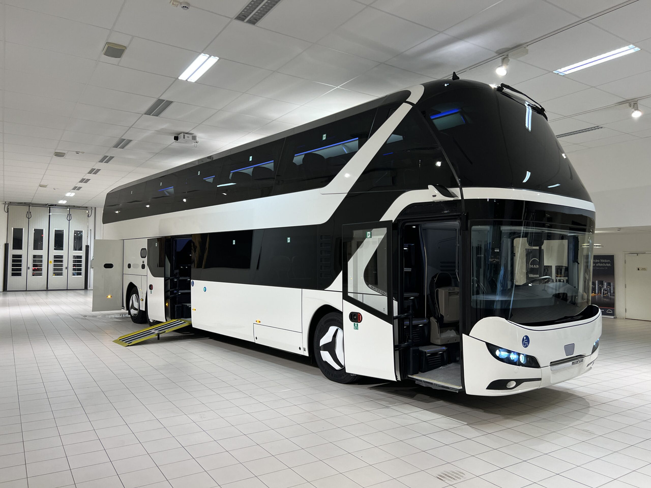 NEOPLAN SKYLINER P06 Euro 6E V.I.P / Exclusive Class (Dark Edition) - Туристически автобус: снимка 1 NEOPLAN SKYLINER P06 Euro 6E V.I.P / Exclusive Class (Dark Edition) - Туристически автобус: снимка 1