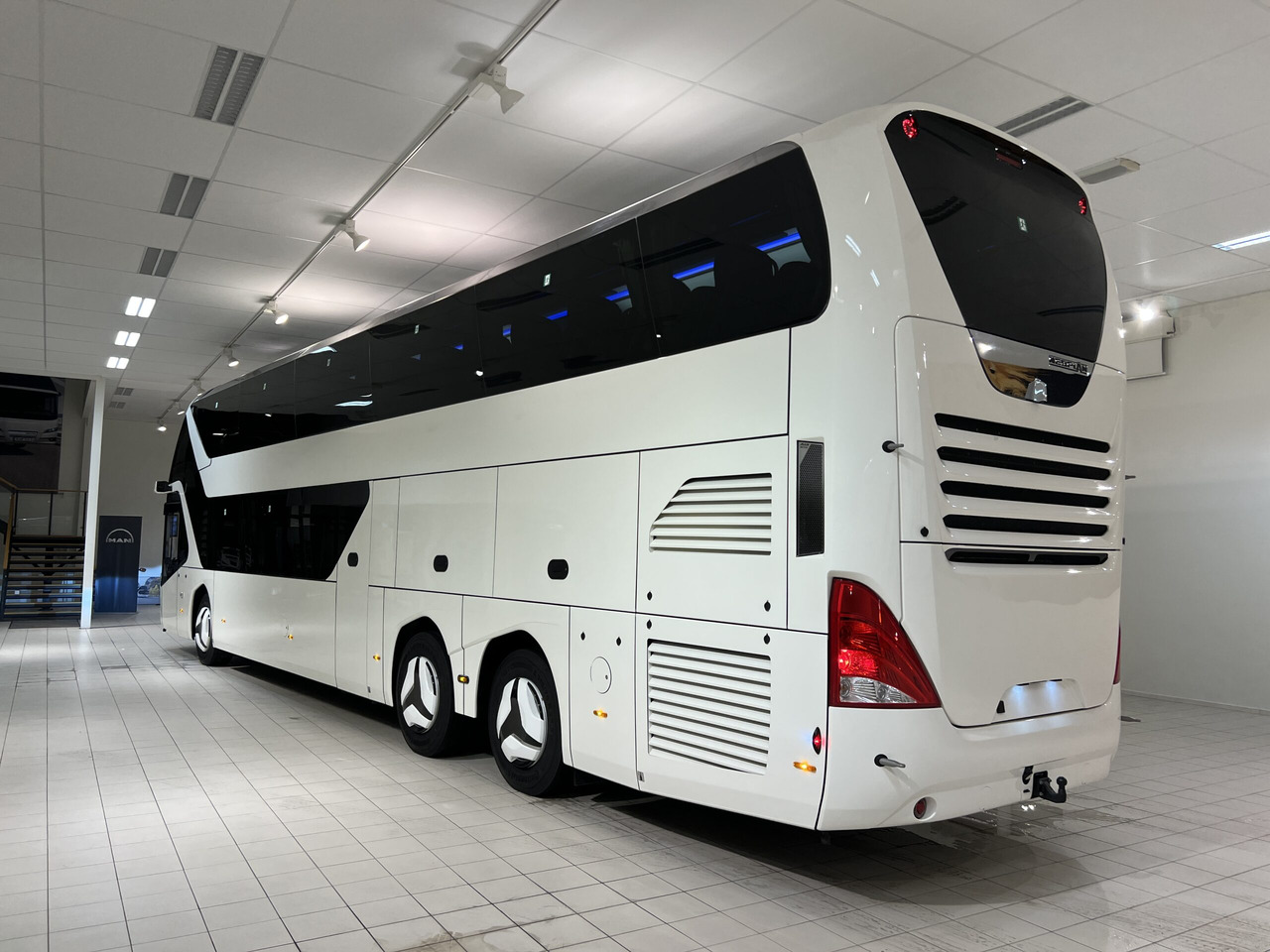 NEOPLAN SKYLINER P06 Euro 6E V.I.P / Exclusive Class (Dark Edition) - Туристически автобус: снимка 4 NEOPLAN SKYLINER P06 Euro 6E V.I.P / Exclusive Class (Dark Edition) - Туристически автобус: снимка 4