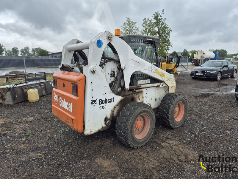 Bobcat S 250 - Мини челен товарач: снимка 5 Bobcat S 250 - Мини челен товарач: снимка 5