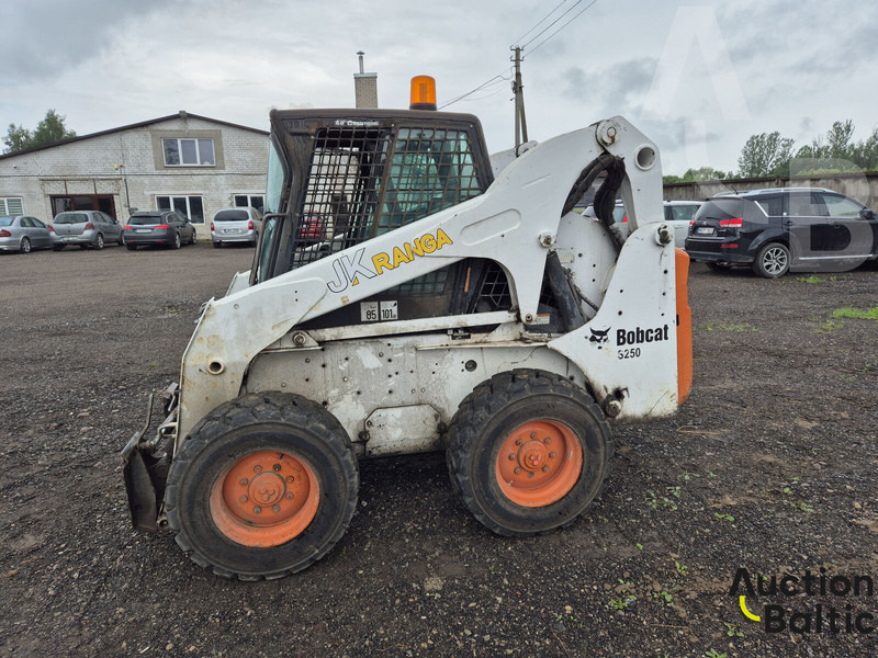Bobcat S 250 - Мини челен товарач: снимка 4 Bobcat S 250 - Мини челен товарач: снимка 4