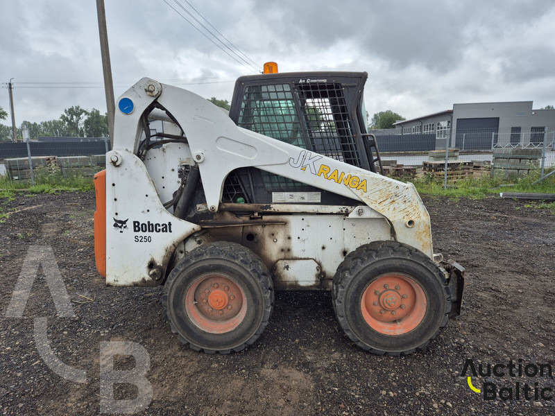 Bobcat S 250 - Мини челен товарач: снимка 3 Bobcat S 250 - Мини челен товарач: снимка 3