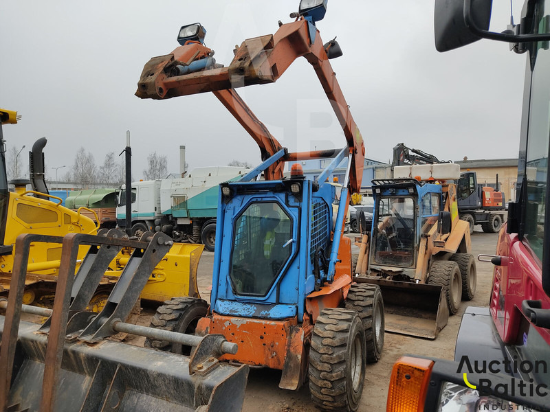 New Holland LS 185 B - Мини челен товарач: снимка 2 New Holland LS 185 B - Мини челен товарач: снимка 2