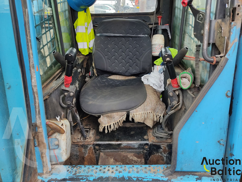 New Holland LS 185 B - Мини челен товарач: снимка 5 New Holland LS 185 B - Мини челен товарач: снимка 5