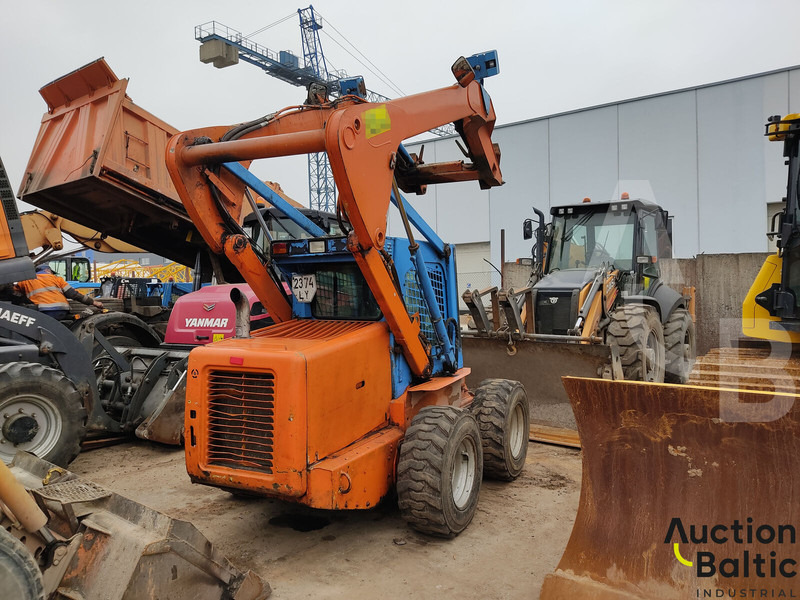 New Holland LS 185 B - Мини челен товарач: снимка 4 New Holland LS 185 B - Мини челен товарач: снимка 4