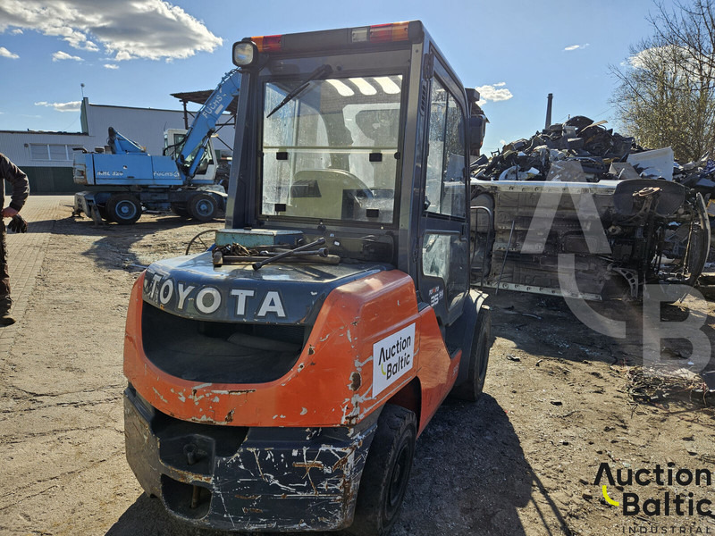 Toyota E 811 - Дизелов мотокар: снимка 3 Toyota E 811 - Дизелов мотокар: снимка 3