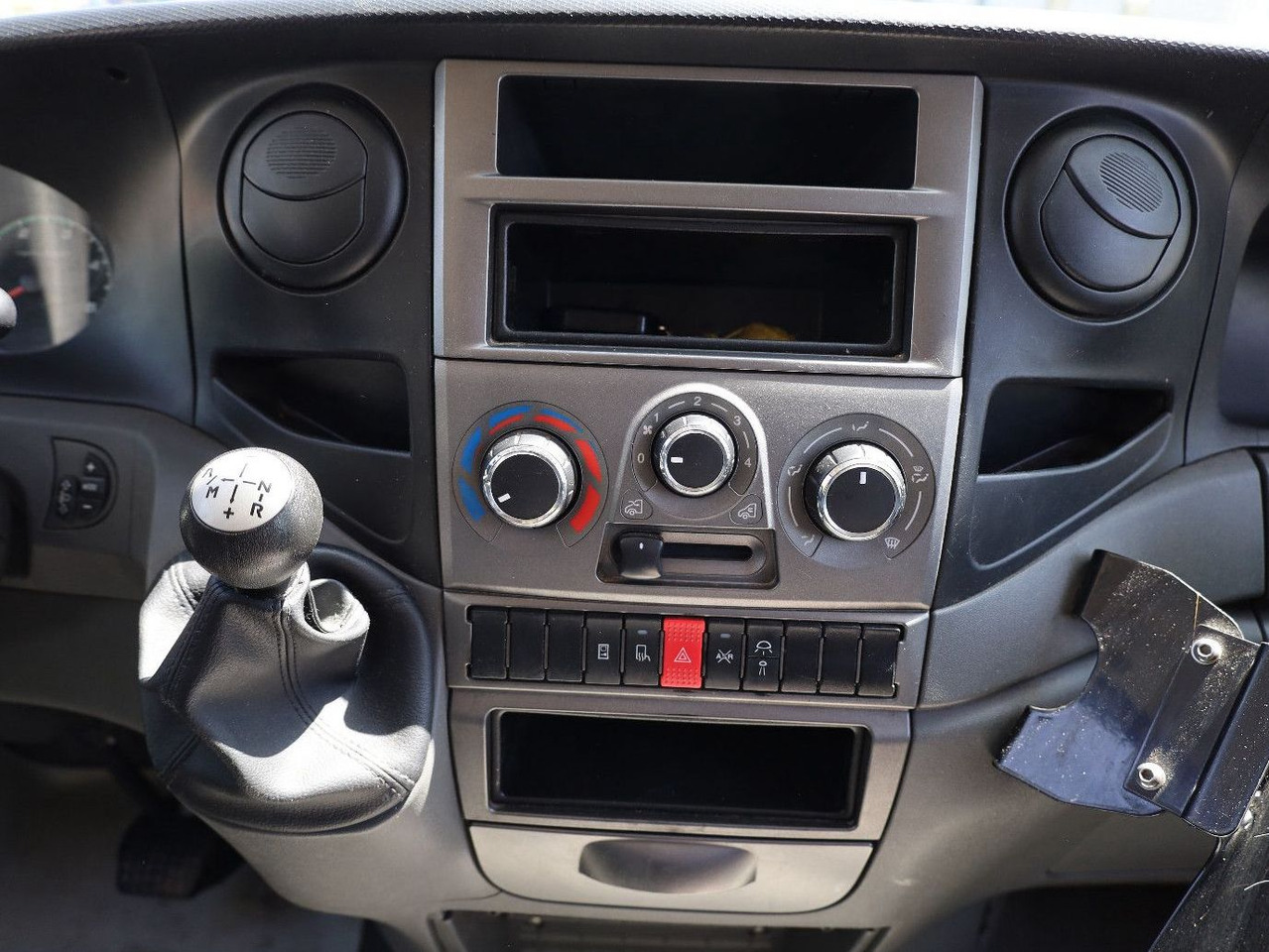 Лекотоварен автомобил фургон Iveco Daily/ Regalsystem/Luftfeder/KURZ: снимка 11