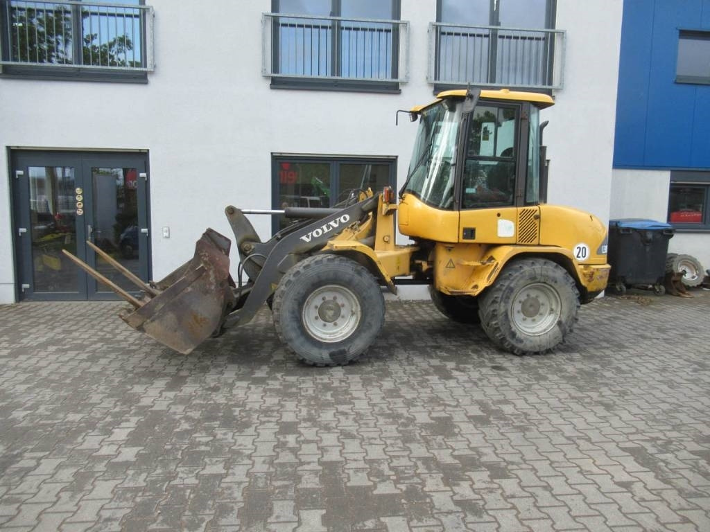 Volvo L 30 B - Колесен товарач: снимка 1 Volvo L 30 B - Колесен товарач: снимка 1