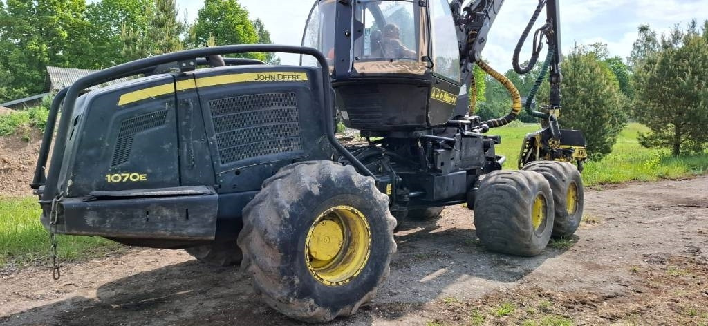 John Deere 1070 E - Харвестер: снимка 2 John Deere 1070 E - Харвестер: снимка 2
