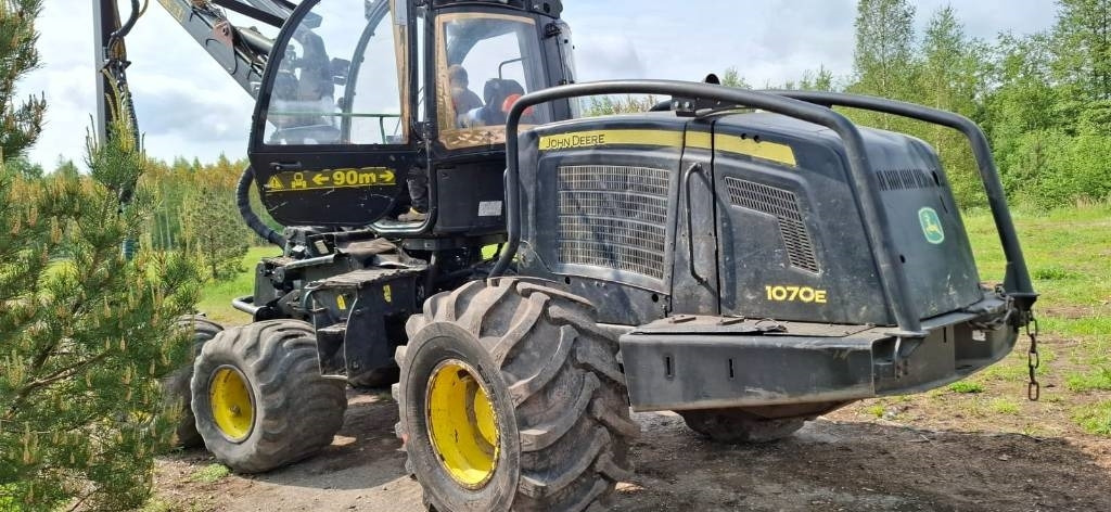 John Deere 1070 E - Харвестер: снимка 1 John Deere 1070 E - Харвестер: снимка 1
