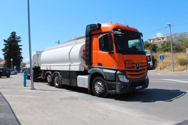 Mercedes-Benz Actros 2548 6x2/4 - Камион цистерна: снимка 3 Mercedes-Benz Actros 2548 6x2/4 - Камион цистерна: снимка 3