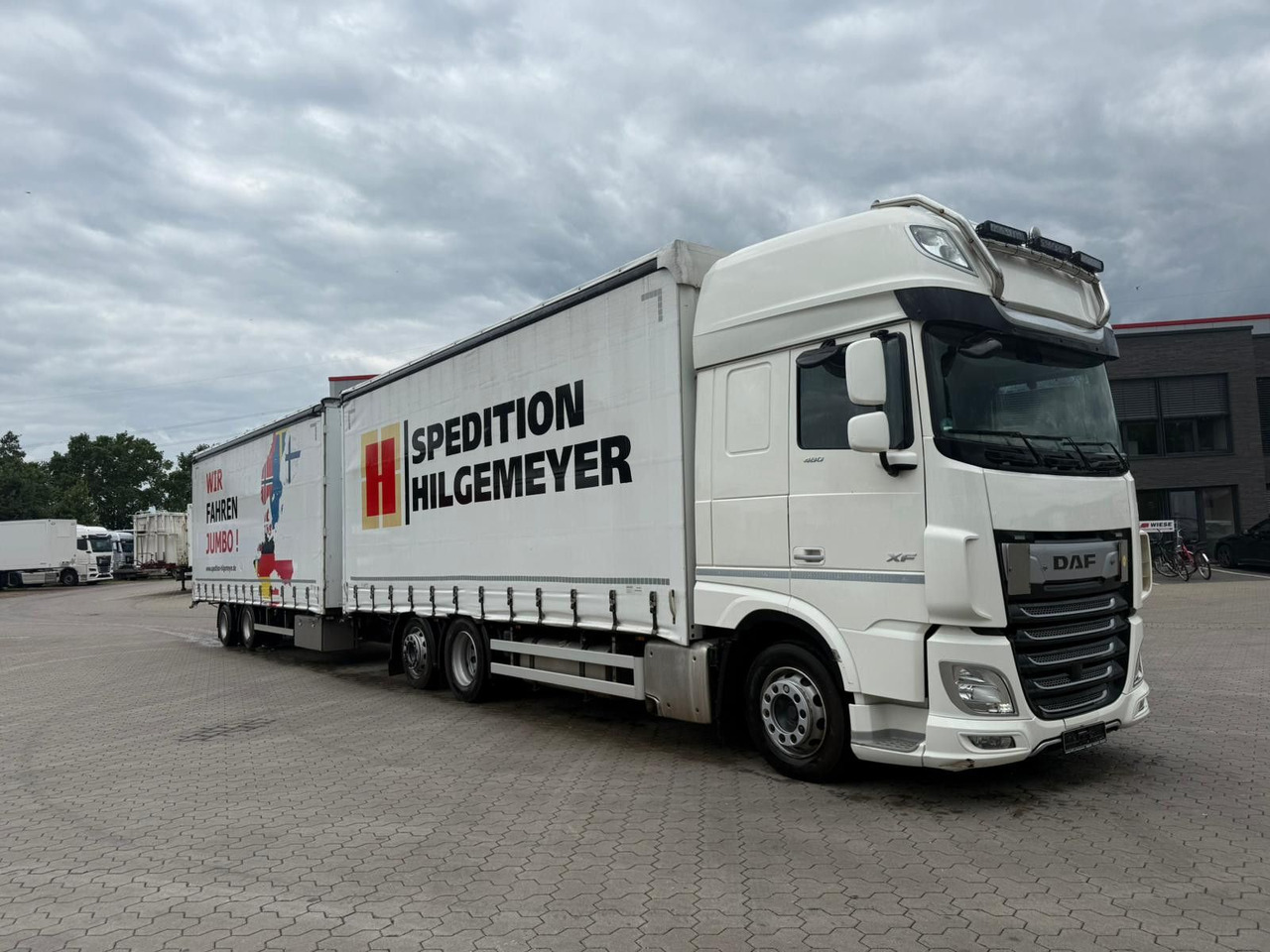 DAF XF 480 FAN LowDeck 6x2 Jumbo Inklusive Anhänger - Камион с брезент: снимка 1 DAF XF 480 FAN LowDeck 6x2 Jumbo Inklusive Anhänger - Камион с брезент: снимка 1