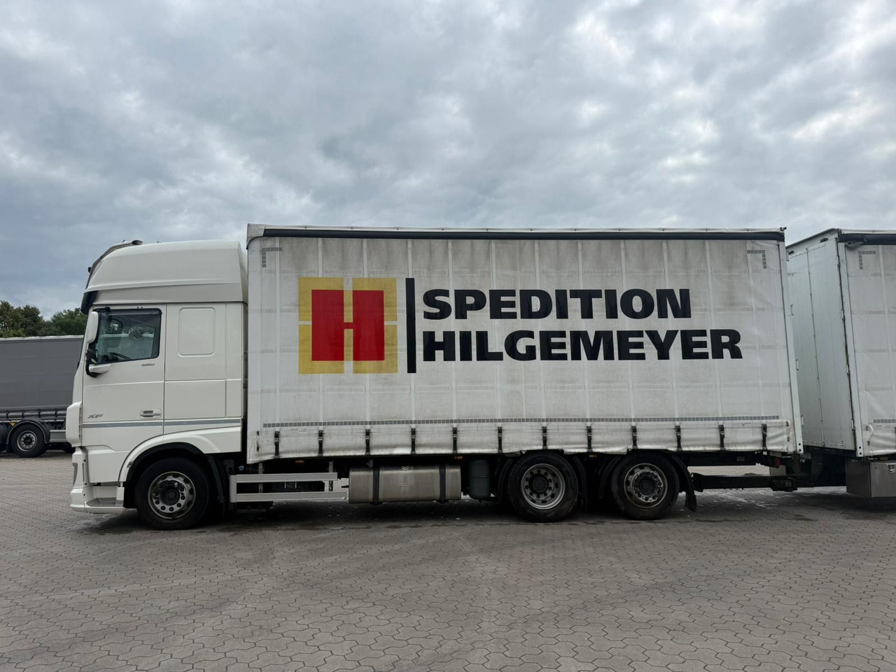 DAF XF 480 FAN LowDeck 6x2 Jumbo Inklusive Anhänger - Камион с брезент: снимка 4 DAF XF 480 FAN LowDeck 6x2 Jumbo Inklusive Anhänger - Камион с брезент: снимка 4