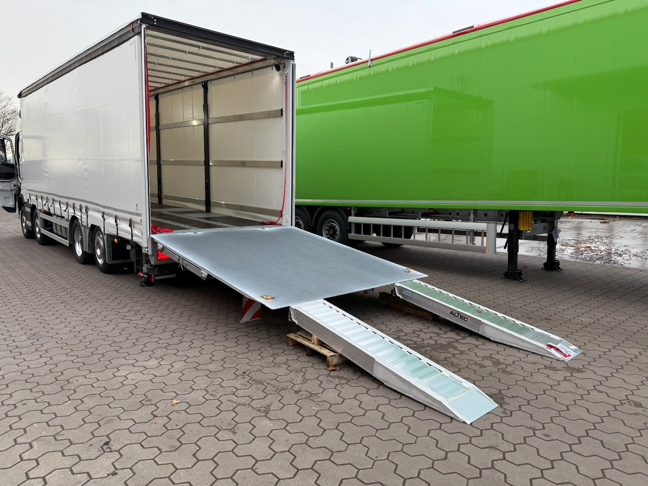 Volvo FH 500 Gabelstaplertransporter LBW Dhollandia 9t - Камион: снимка 4 Volvo FH 500 Gabelstaplertransporter LBW Dhollandia 9t - Камион: снимка 4
