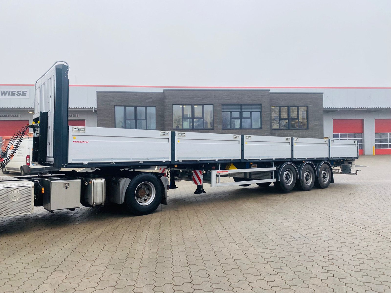 Kässbohrer Bordwandauflieger Twistlocks - Бордово полуремарке/ Платформа: снимка 1 Kässbohrer Bordwandauflieger Twistlocks - Бордово полуремарке/ Платформа: снимка 1