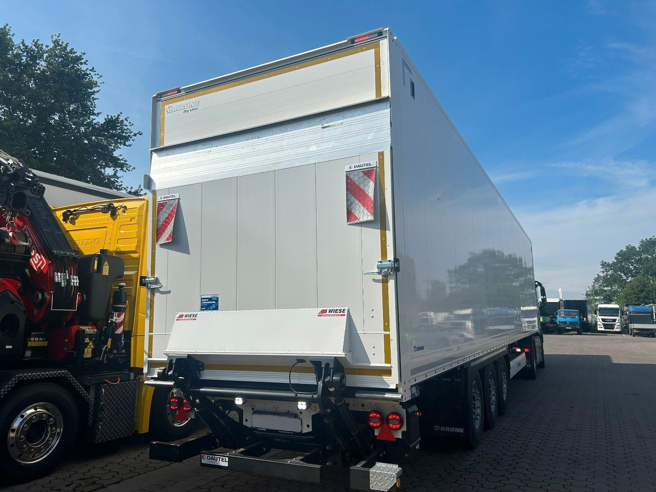 Затворена каросерия полуремарке Krone Koffer mit Ladebordwand 2.000 kg Top Klappe: снимка 7
