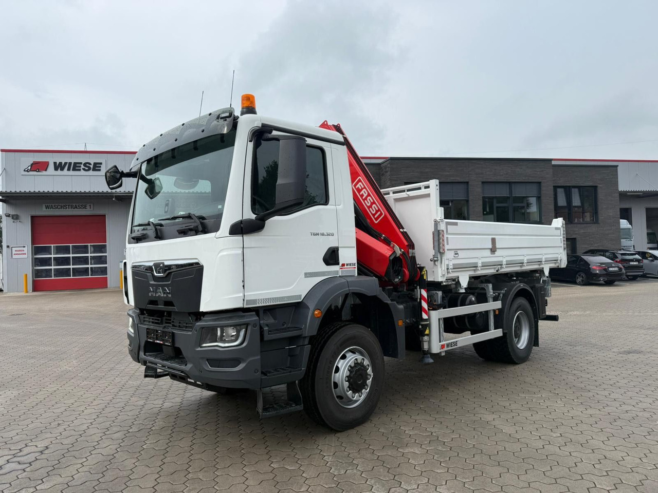 MAN 18.320 4x4 mit Fassi Ladekran Sofort Verfügbar - Самосвал камион, Камион с кран: снимка 1 MAN 18.320 4x4 mit Fassi Ladekran Sofort Verfügbar - Самосвал камион, Камион с кран: снимка 1