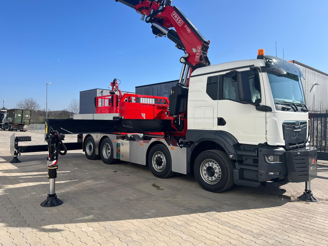 MAN 8x4 mit F1150RA.2.28 L616 Winde, 2.per. Korb - Камион с кран: снимка 2 MAN 8x4 mit F1150RA.2.28 L616 Winde, 2.per. Korb - Камион с кран: снимка 2