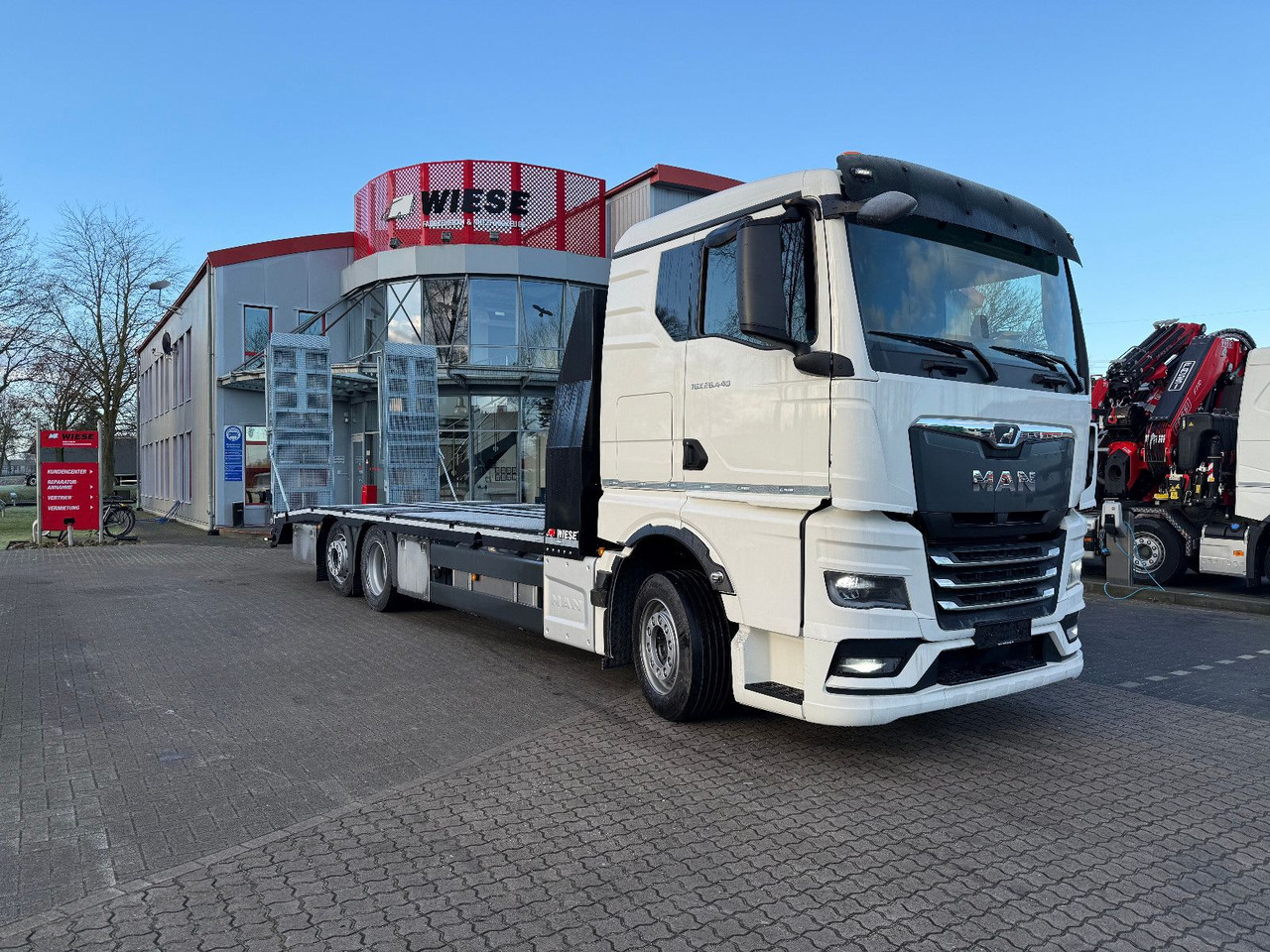 MAN Baumaschinen- Arbeitsbühnentransporter Rampen - Бордови камион: снимка 1 MAN Baumaschinen- Arbeitsbühnentransporter Rampen - Бордови камион: снимка 1