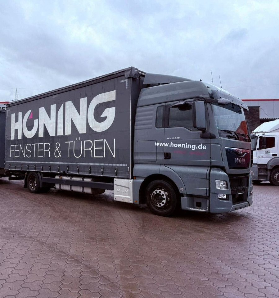 MAN TGX 18.440 LL Volumen LKW mit Staplerhalterung MAN TGX 18.440 LL Volumen LKW mit Staplerhalterung - Камион с брезент: снимка 1 MAN TGX 18.440 LL Volumen LKW mit Staplerhalterung MAN TGX 18.440 LL Volumen LKW mit Staplerhalterung - Камион с брезент: снимка 1