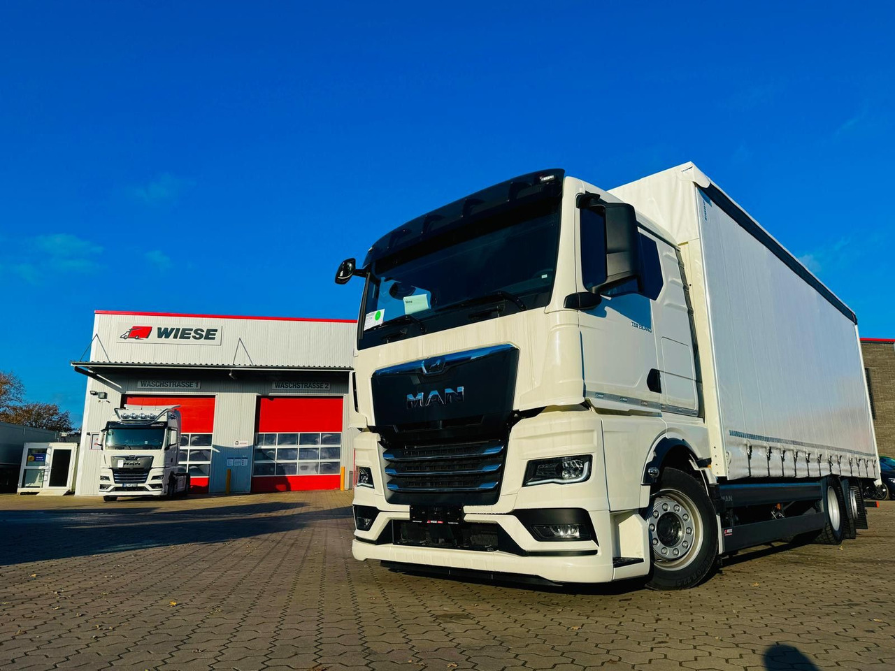 MAN TGX 26.440 6x2 LL Schwerlast Ladebordwand/Rampe - Камион с брезент: снимка 1 MAN TGX 26.440 6x2 LL Schwerlast Ladebordwand/Rampe - Камион с брезент: снимка 1