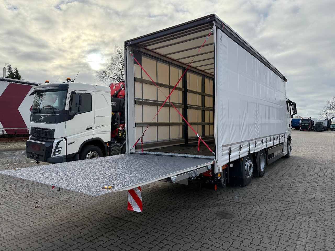 MAN TGX 26.440 6x2 LL Schwerlast Ladebordwand/Rampe - Камион с брезент: снимка 3 MAN TGX 26.440 6x2 LL Schwerlast Ladebordwand/Rampe - Камион с брезент: снимка 3