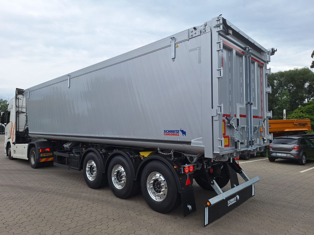 Schmitz Cargobull Kipper 52m³ mit gekröpftem Chassis - Самосвал полуремарке: снимка 1 Schmitz Cargobull Kipper 52m³ mit gekröpftem Chassis - Самосвал полуремарке: снимка 1