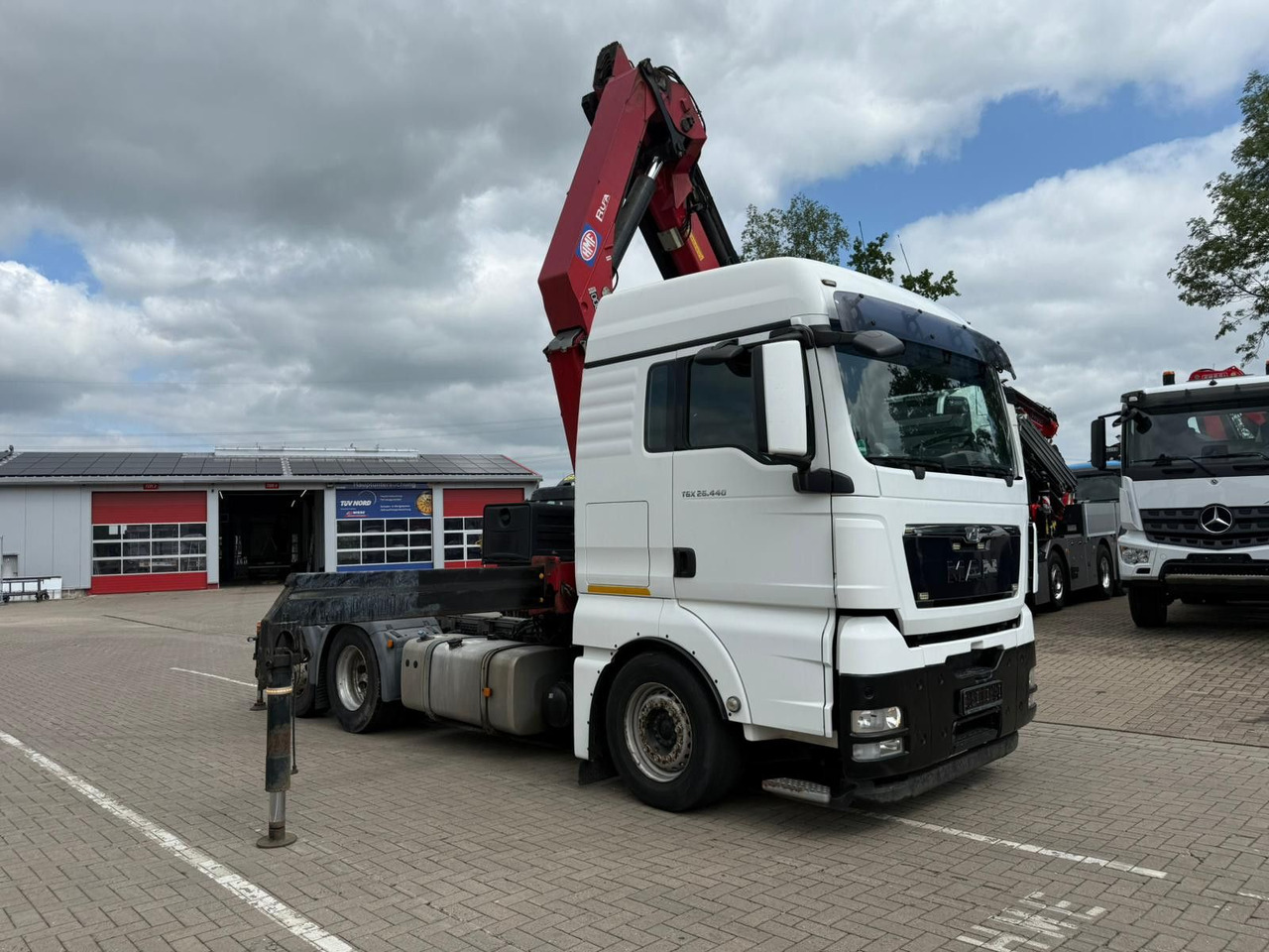 MAN TGX 26.440 6x2 mit HMF 3000-5 Kran TÜV NEU - Влекач: снимка 2 MAN TGX 26.440 6x2 mit HMF 3000-5 Kran TÜV NEU - Влекач: снимка 2