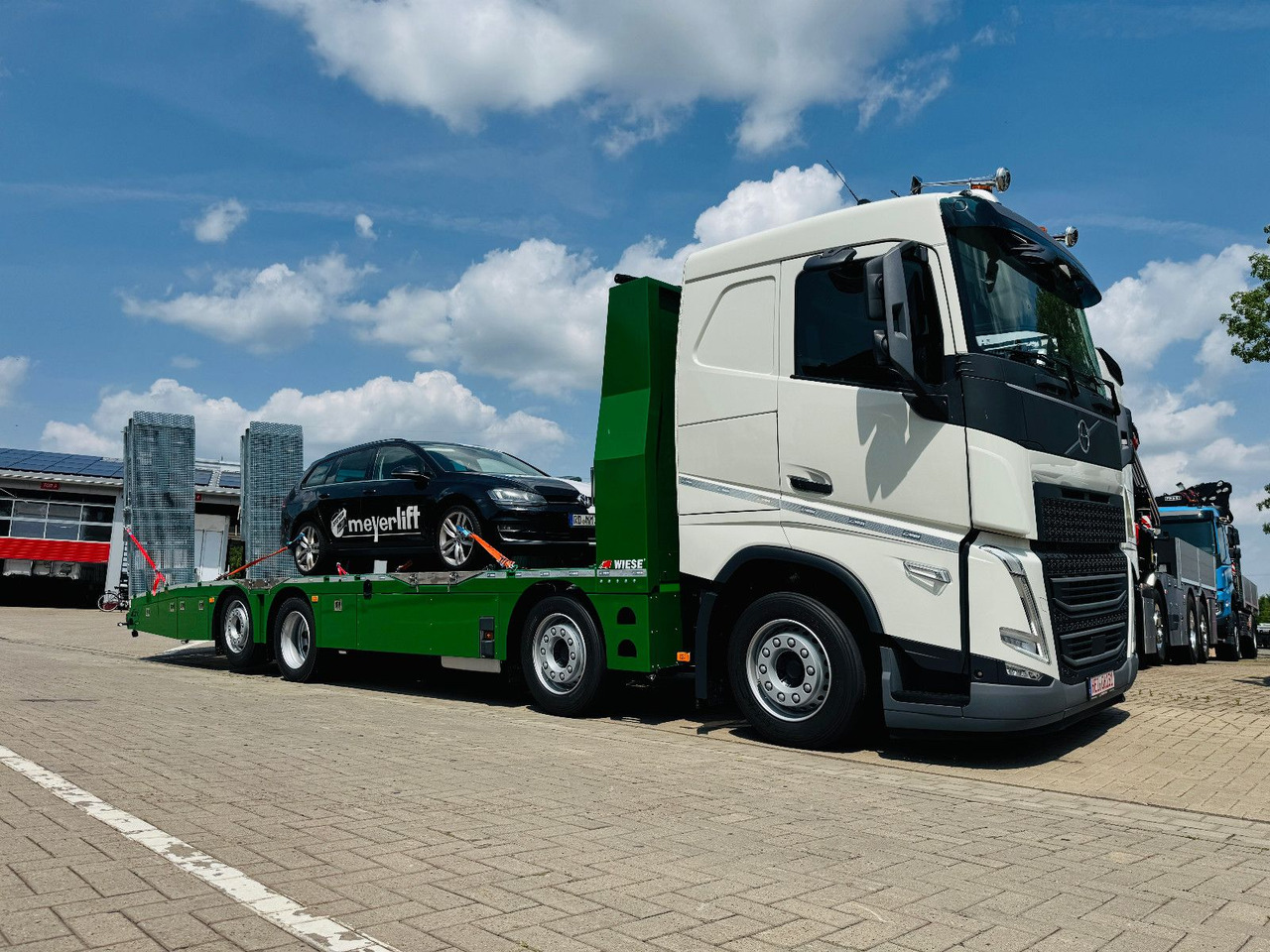 Volvo Arbeitsbühnen Baumaschinentransporter mit Rampen - Автовоз камион: снимка 1 Volvo Arbeitsbühnen Baumaschinentransporter mit Rampen - Автовоз камион: снимка 1