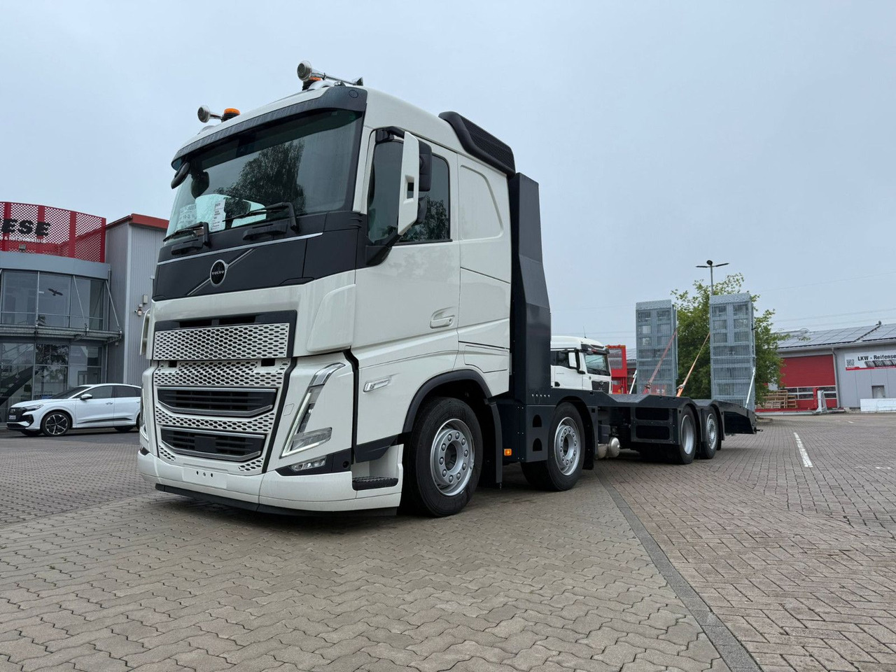 Volvo Arbeitsbühnen Baumaschinentransporter mit Rampen - Автовоз камион: снимка 1 Volvo Arbeitsbühnen Baumaschinentransporter mit Rampen - Автовоз камион: снимка 1