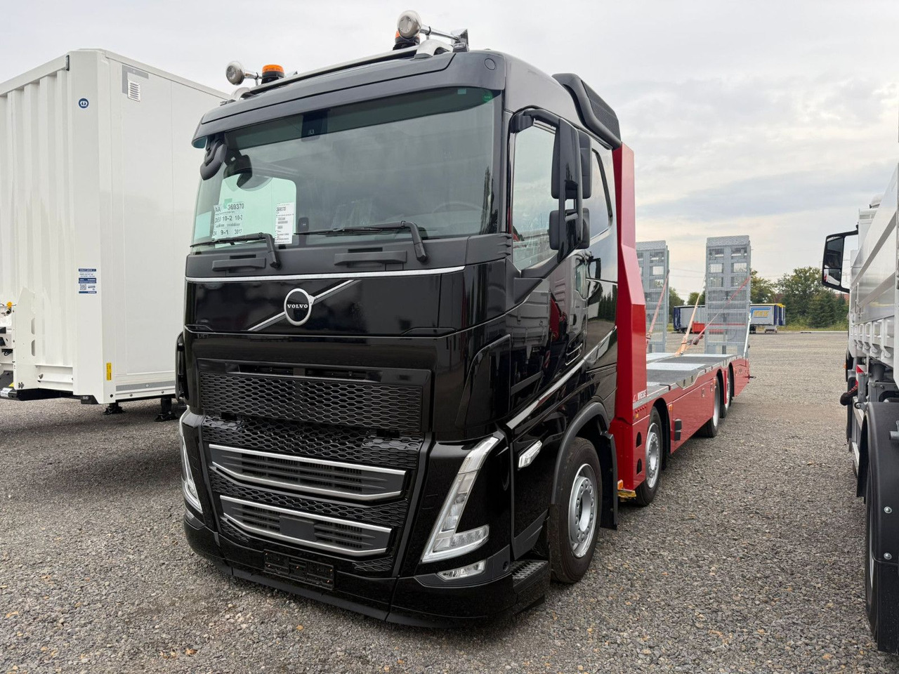 Volvo Arbeitsbühnen Baumaschinentransporter mit Rampen - Камион пътна помощ: снимка 2 Volvo Arbeitsbühnen Baumaschinentransporter mit Rampen - Камион пътна помощ: снимка 2