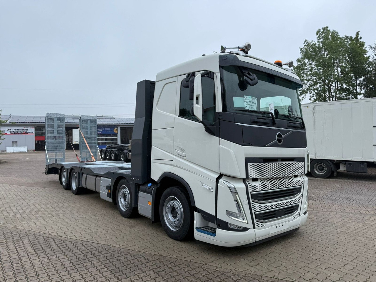 Volvo Arbeitsbühnen Baumaschinentransporter mit Rampen - Бордови камион: снимка 3 Volvo Arbeitsbühnen Baumaschinentransporter mit Rampen - Бордови камион: снимка 3
