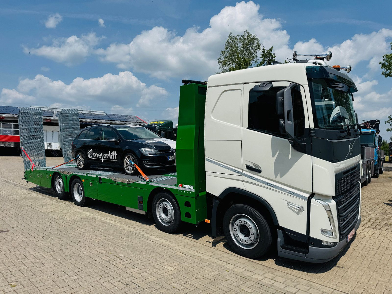 Volvo Arbeitsbühnen Baumaschinentransporter mit Rampen - Камион пътна помощ: снимка 2 Volvo Arbeitsbühnen Baumaschinentransporter mit Rampen - Камион пътна помощ: снимка 2