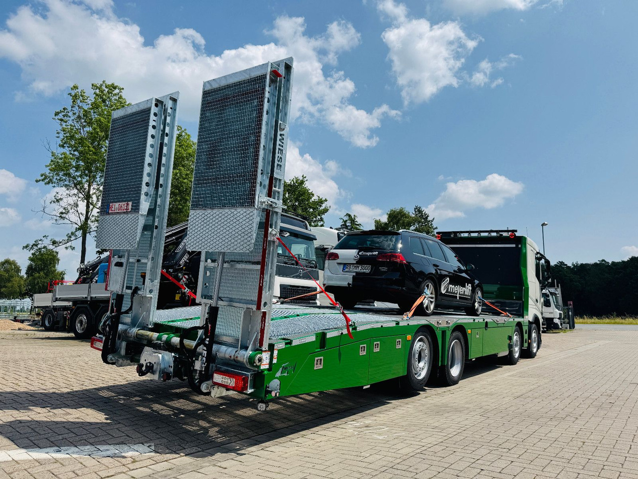 Volvo Arbeitsbühnen Baumaschinentransporter mit Rampen - Бордови камион: снимка 4 Volvo Arbeitsbühnen Baumaschinentransporter mit Rampen - Бордови камион: снимка 4