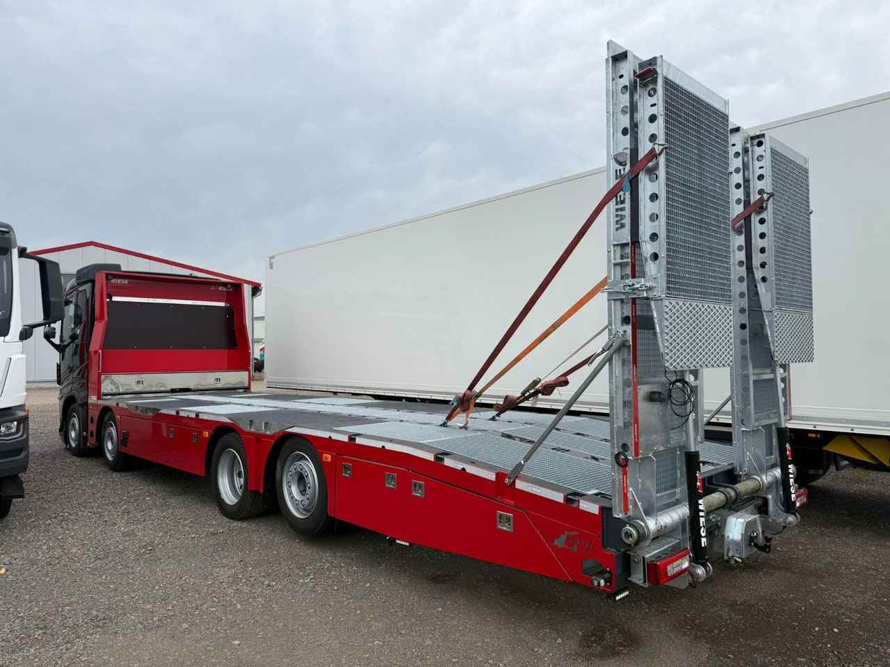 Volvo Arbeitsbühnen Baumaschinentransporter mit Rampen - Бордови камион: снимка 3 Volvo Arbeitsbühnen Baumaschinentransporter mit Rampen - Бордови камион: снимка 3