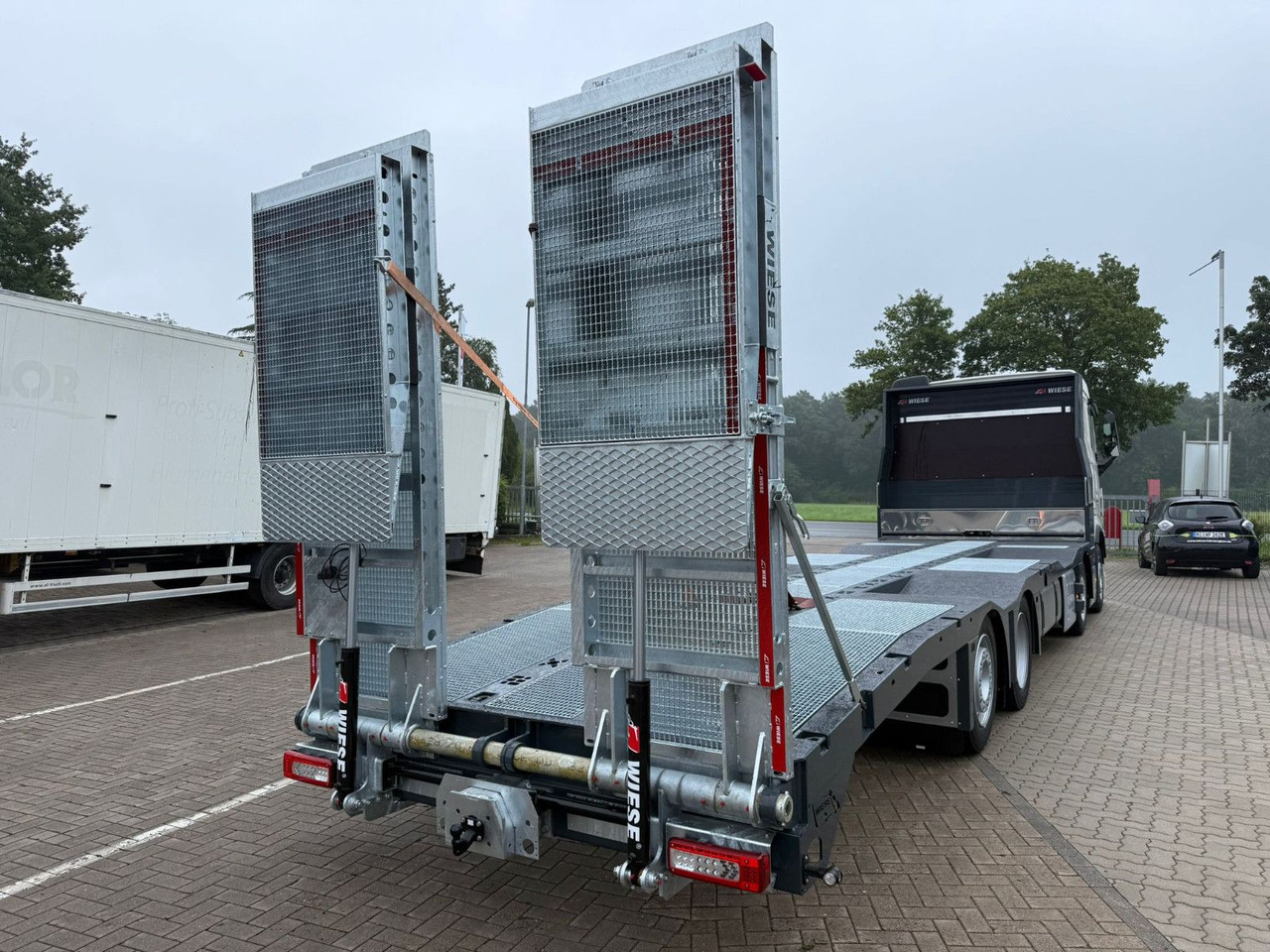 Volvo Arbeitsbühnen Baumaschinentransporter mit Rampen - Камион пътна помощ: снимка 5 Volvo Arbeitsbühnen Baumaschinentransporter mit Rampen - Камион пътна помощ: снимка 5