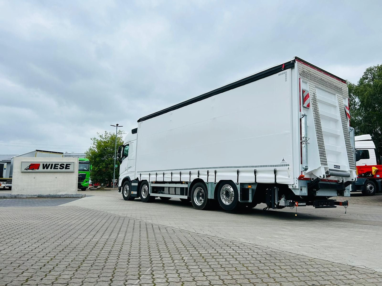 Volvo FH 500 8x2 Arbeitsbühnen Transporter LBW 9t - Камион с брезент: снимка 2 Volvo FH 500 8x2 Arbeitsbühnen Transporter LBW 9t - Камион с брезент: снимка 2