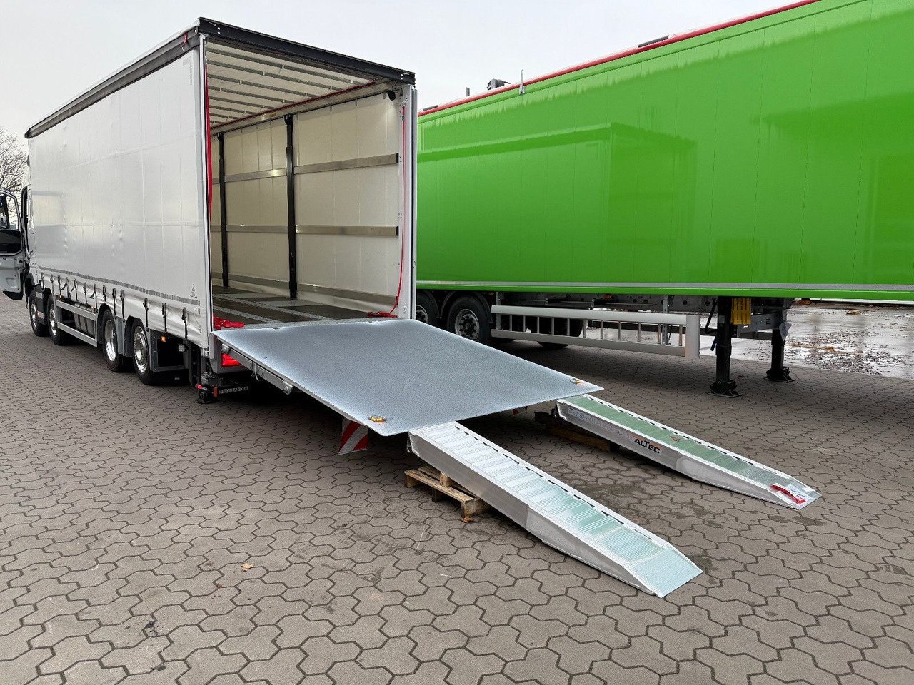 Камион с брезент Volvo FH 500 8x2 Arbeitsbühnen Transporter LBW 9t: снимка 12