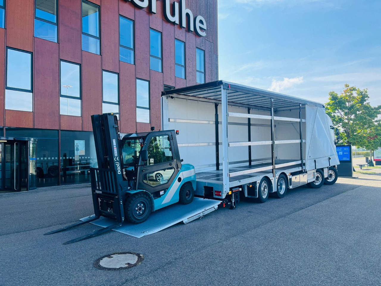 Volvo FH 500 8x2 Arbeitsbühnen Transporter LBW 9t - Камион с брезент: снимка 1 Volvo FH 500 8x2 Arbeitsbühnen Transporter LBW 9t - Камион с брезент: снимка 1