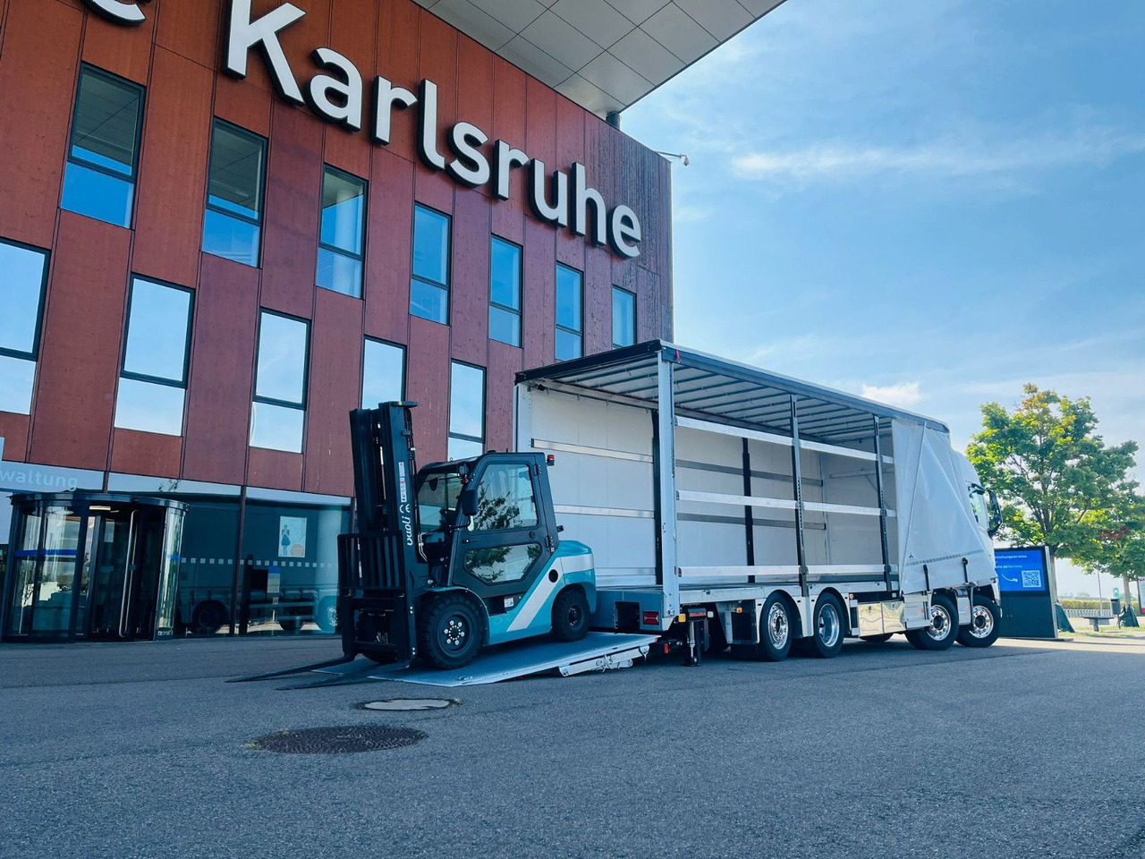 Volvo FH 500 Gabelstaplertransporter LBW 9t Dhollandia - Камион с брезент: снимка 5 Volvo FH 500 Gabelstaplertransporter LBW 9t Dhollandia - Камион с брезент: снимка 5