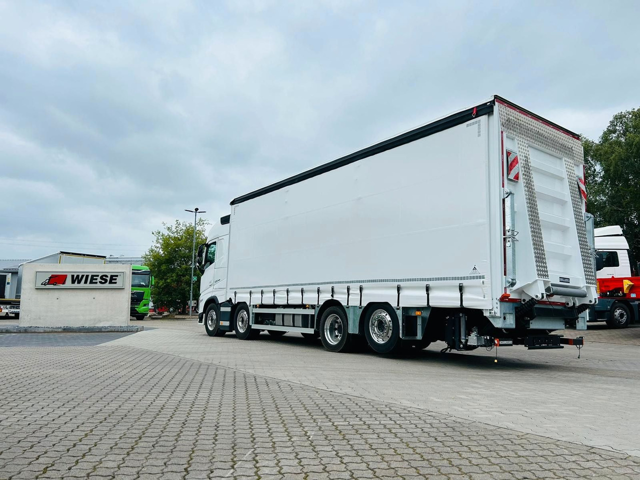 Volvo FH 500 Gabelstaplertransporter LBW Dhollandia 9t - Камион с брезент: снимка 3 Volvo FH 500 Gabelstaplertransporter LBW Dhollandia 9t - Камион с брезент: снимка 3