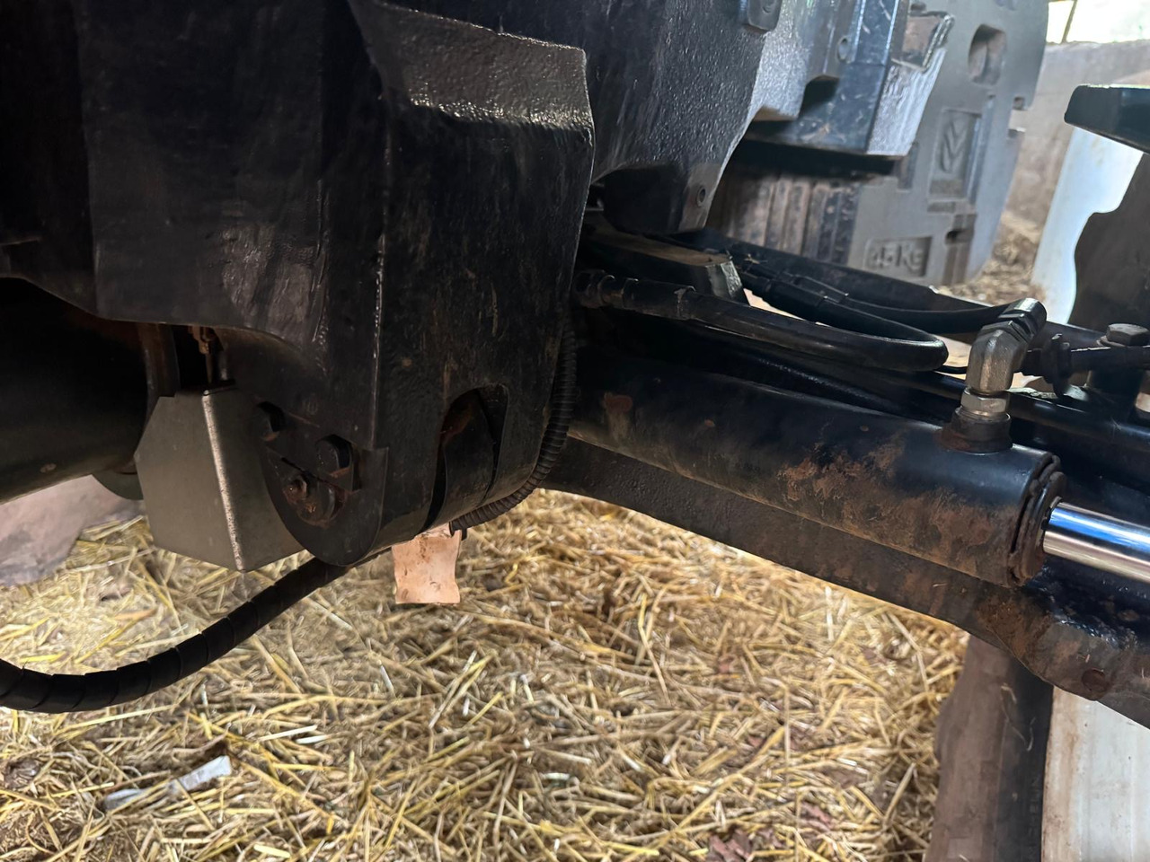 NEW HOLLAND T6.180 - Трактор: снимка 2 NEW HOLLAND T6.180 - Трактор: снимка 2